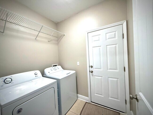 Building Photo - 399 Pin Oak Loop