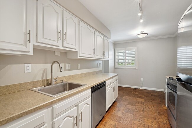 Building Photo - Available Now! Updated //3 Bedroom 2.5 Bat...