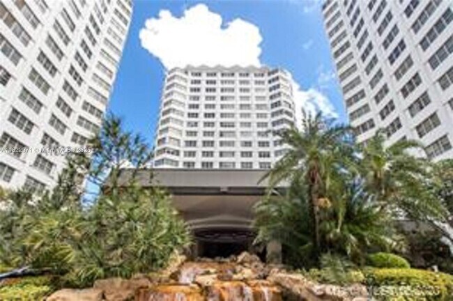 Building Photo - 905 Brickell Bay Dr
