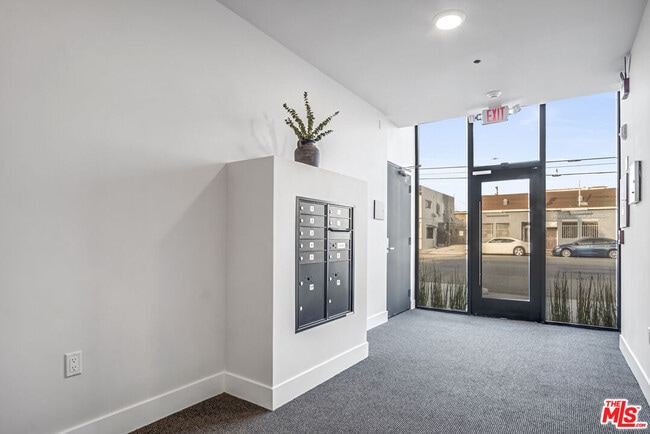 Building Photo - 10035 S Western Ave