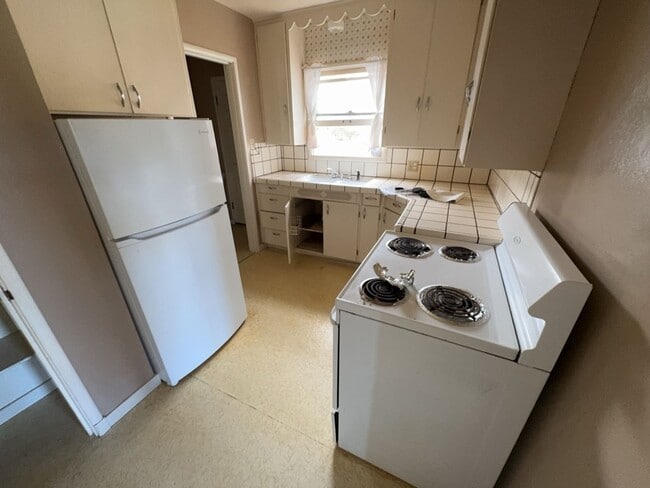 Building Photo - 2 Bed 1 Bath Home Just minutes away from C...