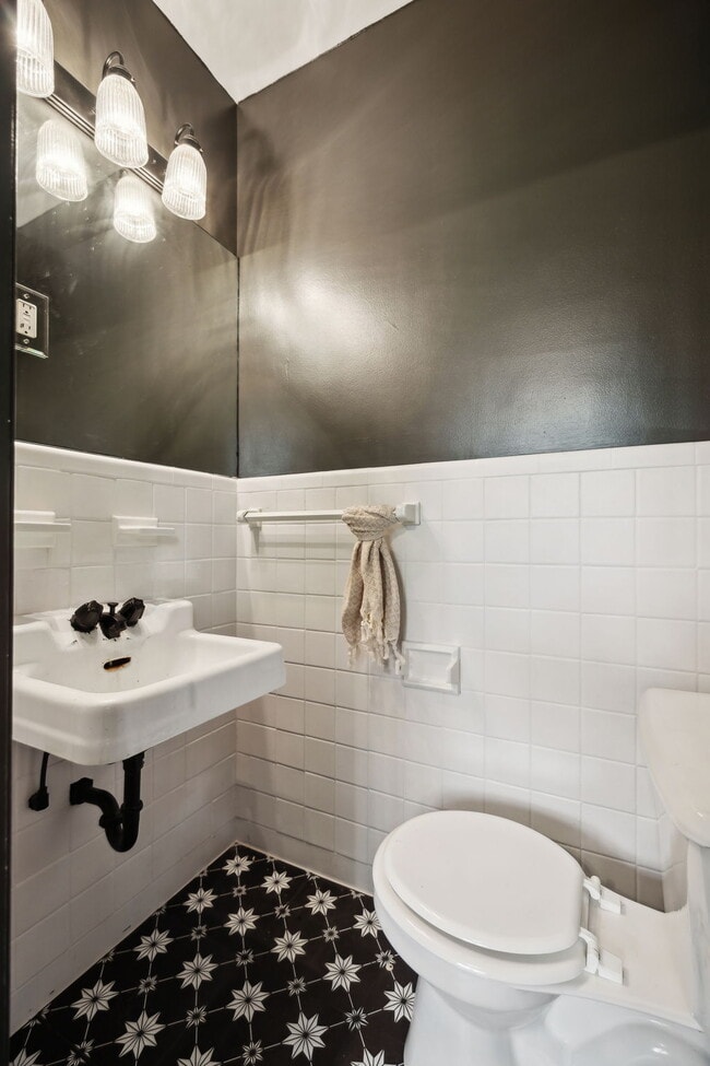 Building Photo - 1155 Ridge Hill Rd