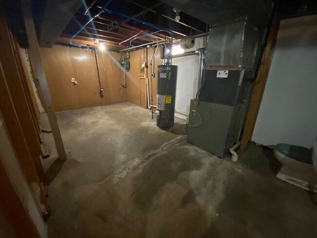 Building Photo - Private Charming Home