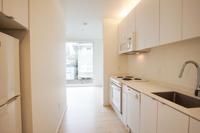 Building Photo - Check Out These Specials! Buckman 2nd Floor Urban 1 Bdr with D/W & Washer/Dryer!