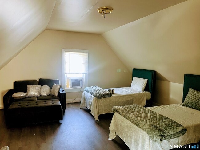 Building Photo - 233 Valley St