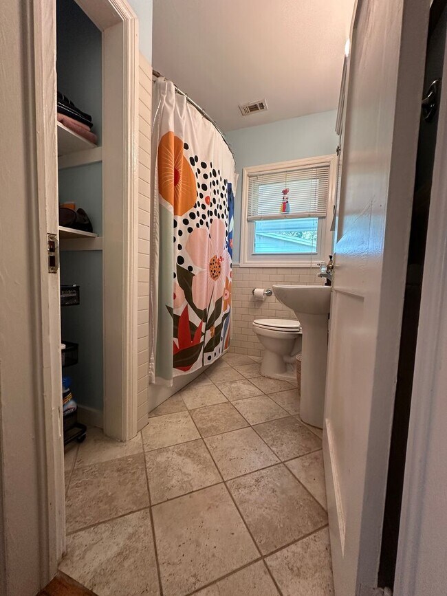 Building Photo - 3 BED | 1 BATH | SPACIOUS GATED BACKYARD |...