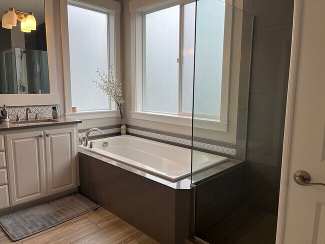 Building Photo - Fabulous 5 BD* 3 BA* + LARGE Bonus Room* S...