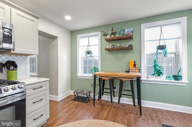 Building Photo - 239 E Thompson St