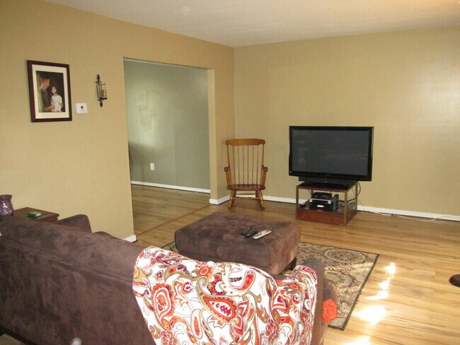 Primary Photo - Lovely 3 bedroom, 2.5 bathroom Mechanicsvi...