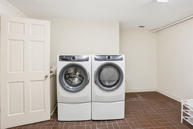 Building Photo - 3 BED | 4 BATH | TWO CAR GARAGE | HISTORIC DISTRICT TOWNHOME