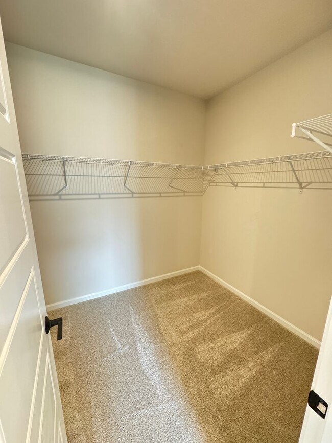 Building Photo - Built in 2024 End Unit with very convenien...