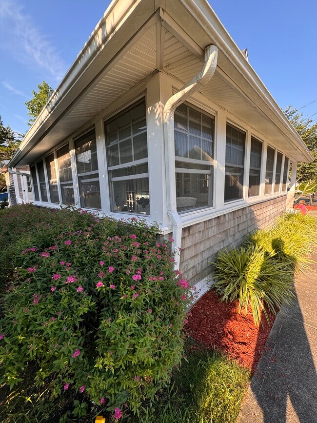 dreamy wrap around front porch - 46 Crescent Ave