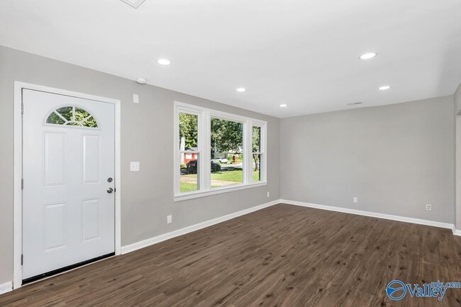 Building Photo - 4304 Lakeview Dr NW