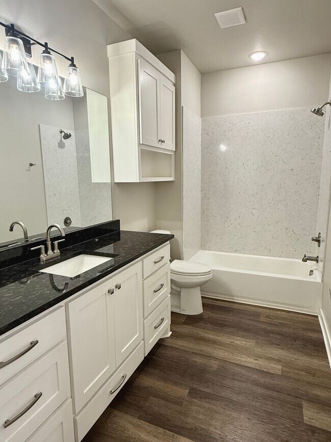 Building Photo - Large 2 Bed, 2 Bath in Beautiful Well Main...