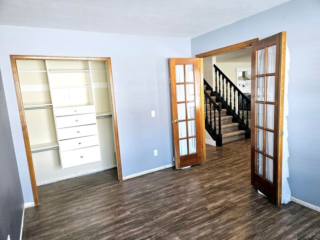 Building Photo - Beautiful 5 Bedroom Home Near the Cherry C...