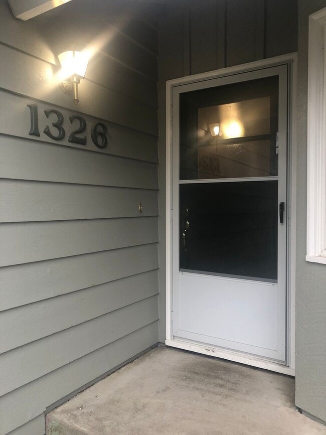 Building Photo - Stylish & Spacious 4-Bedroom Home in SE Sa...