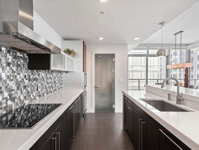 Building Photo - Large Corner Unit at STAR TOWER!