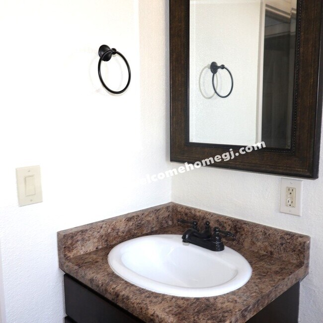 Building Photo - 2844 Lexington Ln