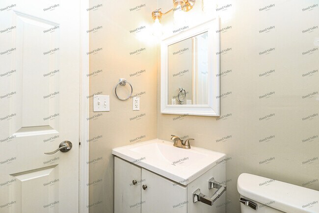 Building Photo - 24 Brixworth Ct