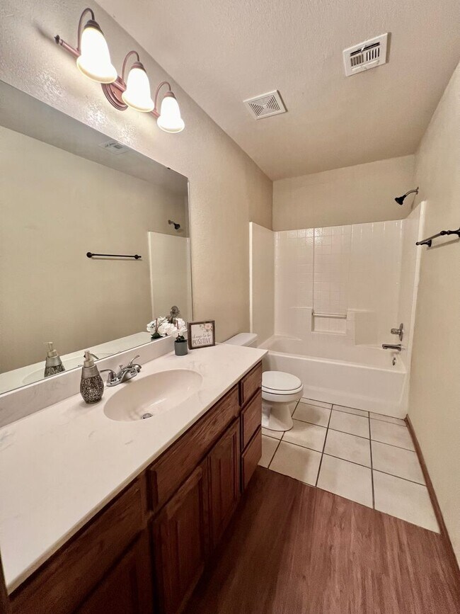 Building Photo - Lovely Rental Home in Heatherwood Neighbor...