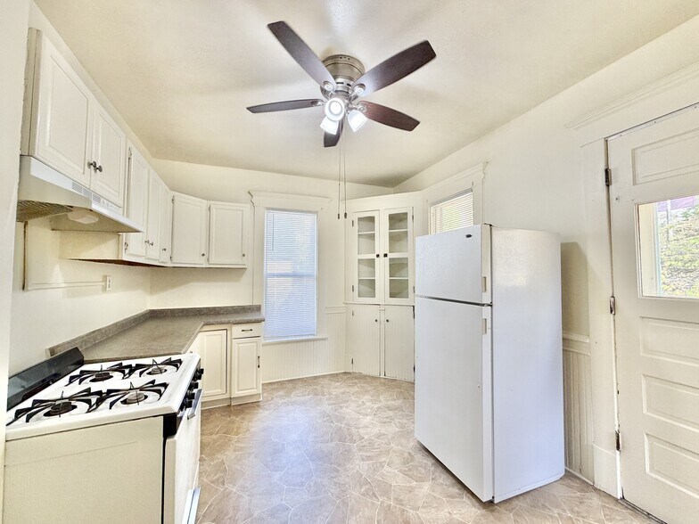 Building Photo - 551 S Main St