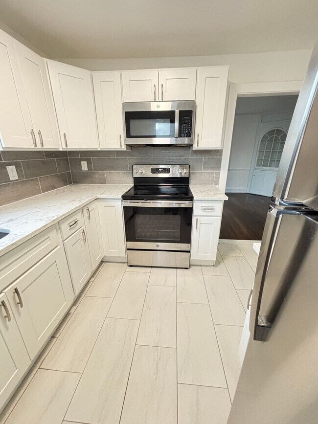 Building Photo - 409 E Washington Ave