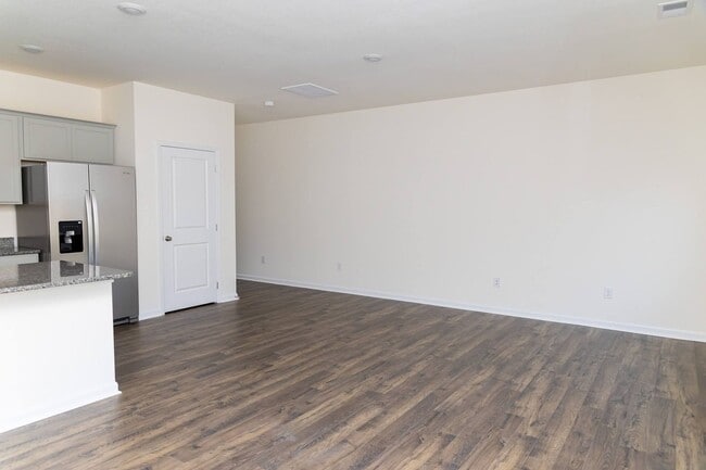 Building Photo - Move In Ready!!