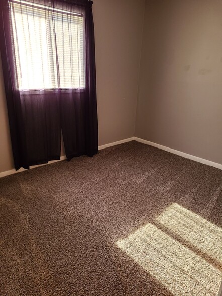 Main floor bedroom - 870 Willow Dr