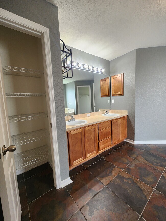 Building Photo - 505 Buckshot Ln