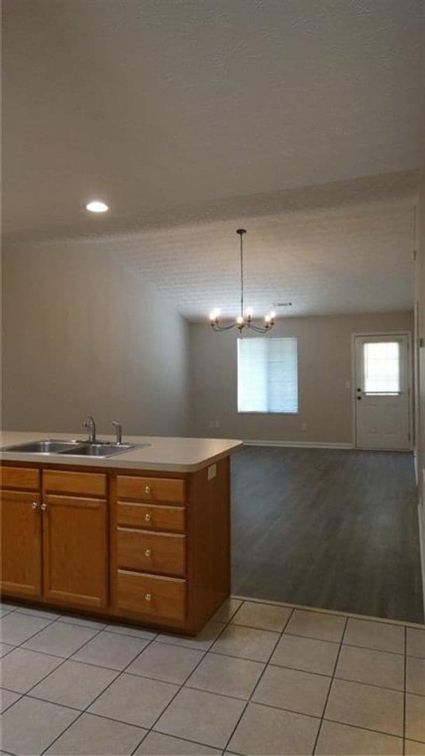 Building Photo - 2 bed/2 bath end unit in Gainesville