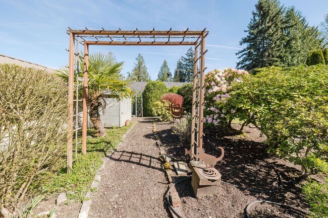 Building Photo - Furnished Bainbridge Island Waterfront Home with Incredible Views