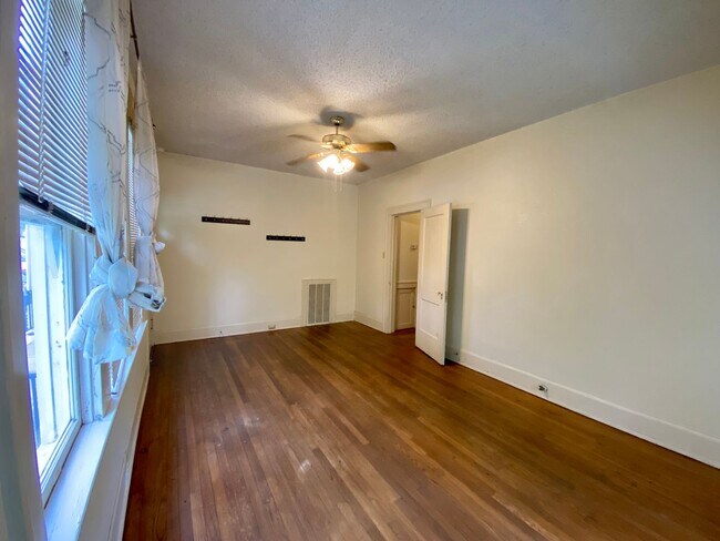 Building Photo - Vintage 1 Bedroom + Study Walking Distant to UT