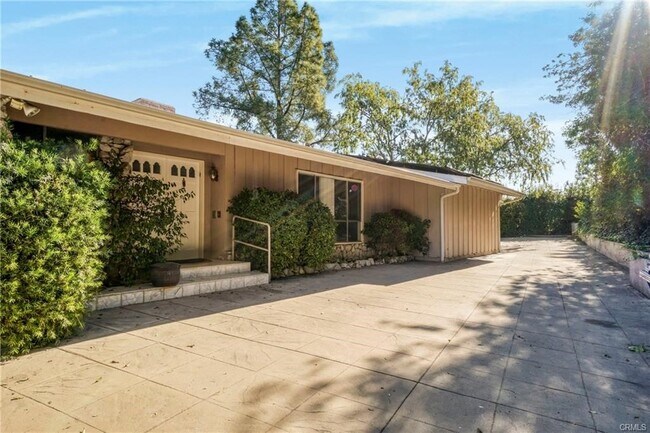 Building Photo - 16922 Oak View Dr