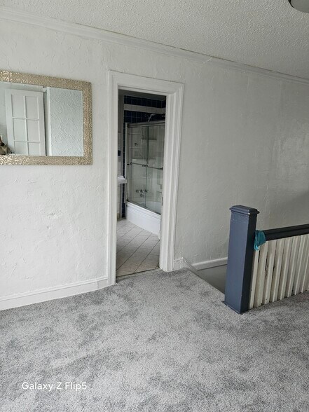 Building Photo - 407 W Broad St