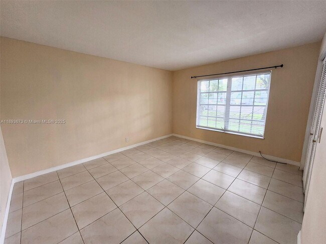 Building Photo - 4951 Wedgewood Way