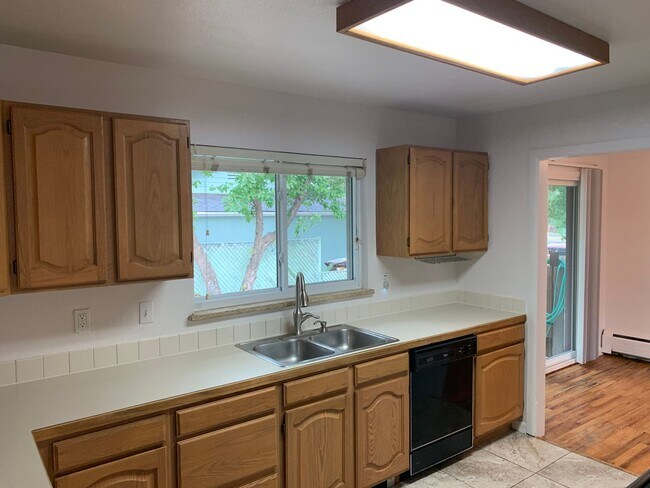 Building Photo - 4BD/2BA Table Mesa Home - Close to everything