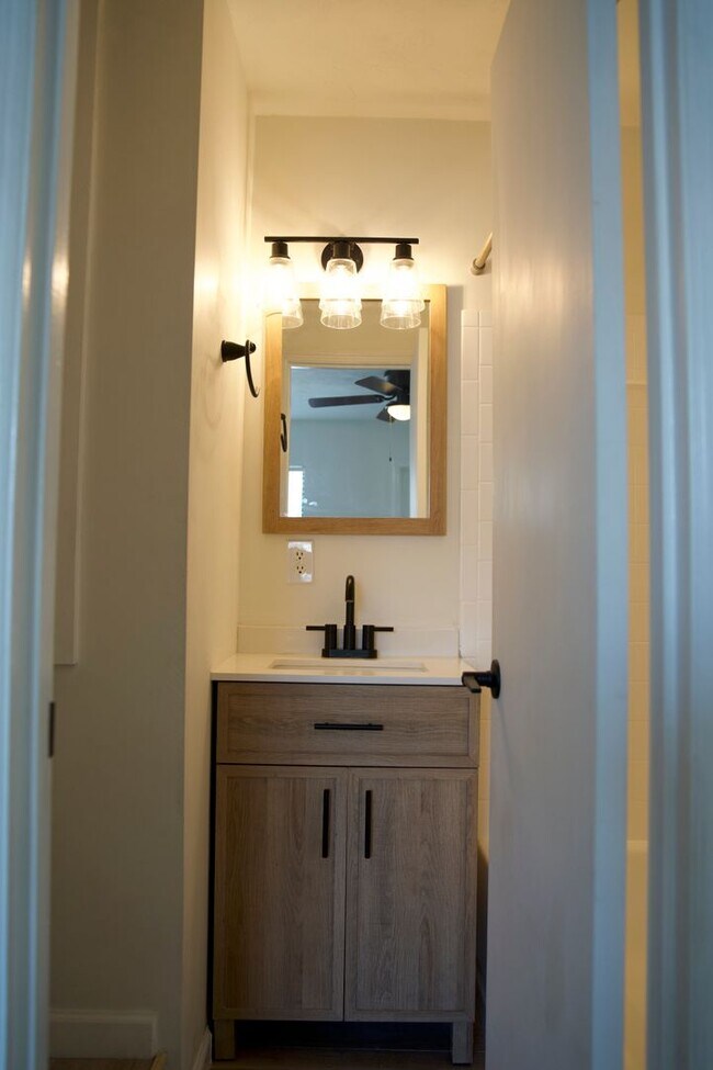 Building Photo - 2 Bedroom 2 1/2 bath in the Lakes Townhome Community! Complete Remodel!