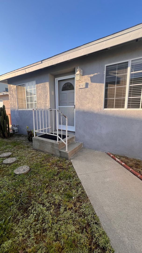 Building Photo - Private Back House with single garage & yard