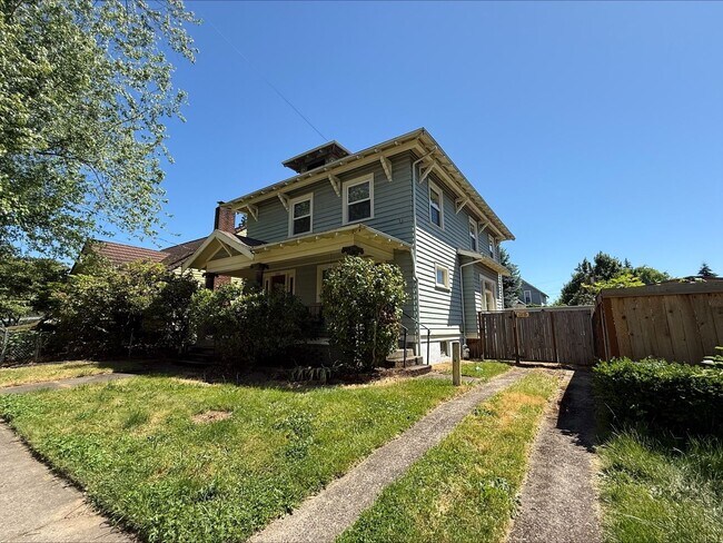 Building Photo - Spacious 5 Bedroom Home in N Portland with Hardwood Floors, Huge Basement & Fenced Yard!