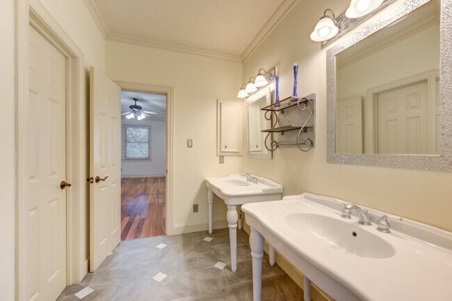 Building Photo - 122 Vieux Carre Dr