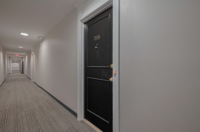 Building Photo - 359 N Post Oak Ln