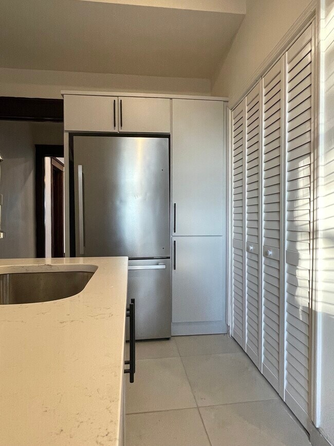 Building Photo - 7114 S Drexel Ave