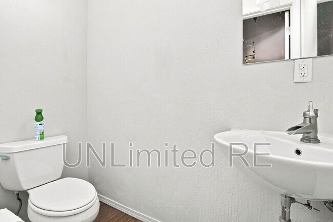 Building Photo - 2455 W Silverton Dr