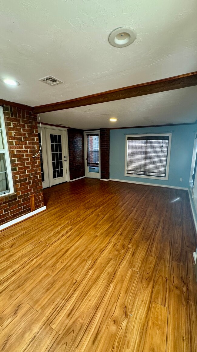 Building Photo - 322 Pinehurst Dr