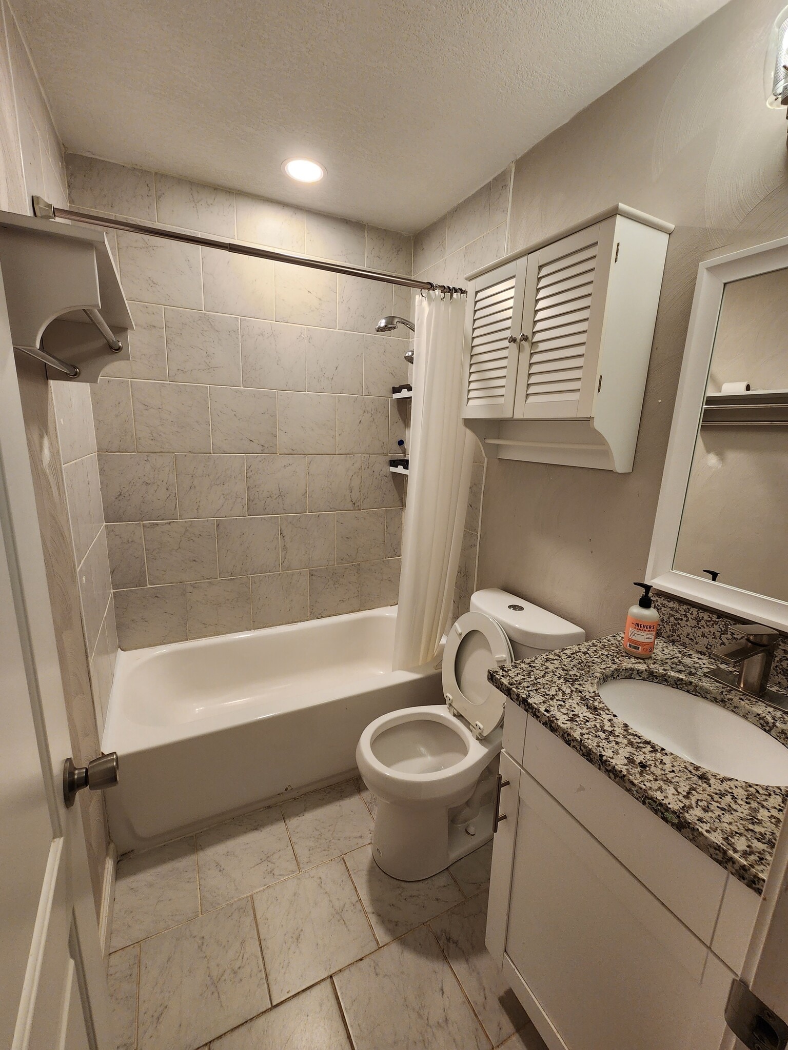 Full bathroom - 2724 Mapleton Ave