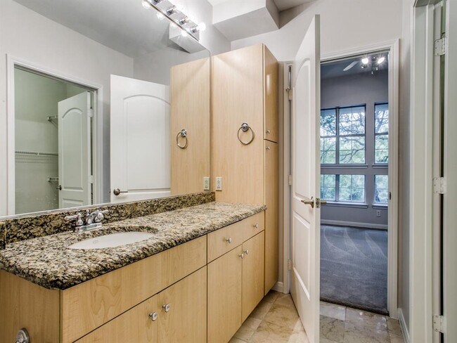 Building Photo - 3225 Turtle Creek Blvd