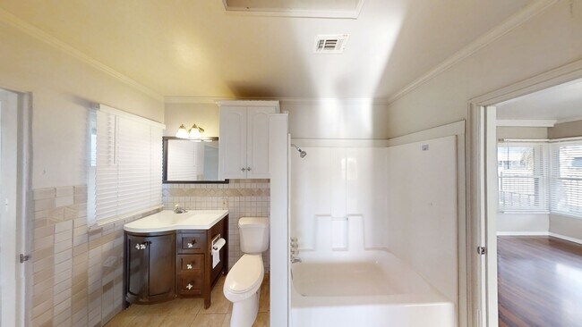 Building Photo - Cozy 2 bedroom 1 bathroom home!