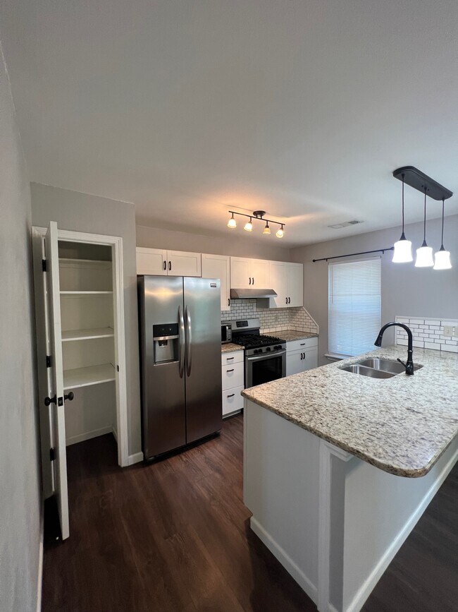 Building Photo - 1011 Green Valley Dr