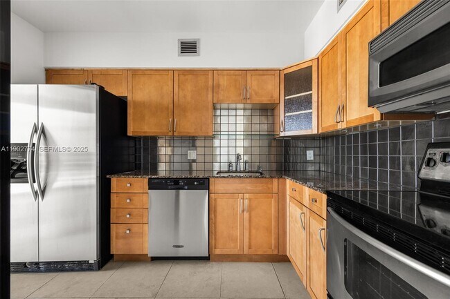 Building Photo - 900 Bay Dr