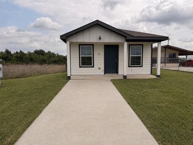 Building Photo - 958 Rd 5702